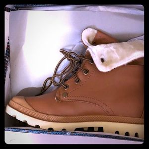 BNIB tan boots with white fur timberland style